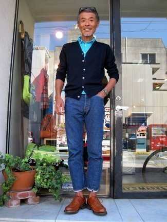 Come indossare e abbinare un cardigan blu scuro con jeans blu per un uomo di 50 anni in modo smart-casual: Metti un cardigan blu scuro e jeans blu per un look trendy e alla mano. Sfodera il gusto per le calzature di lusso e opta per un paio di scarpe derby in pelle arancioni.