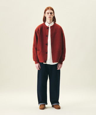 Look alla moda per uomo: Cardigan lavorato a maglia rosso, Camicia a maniche corte bianca, Jeans blu scuro, Chukka in pelle scamosciata marroni