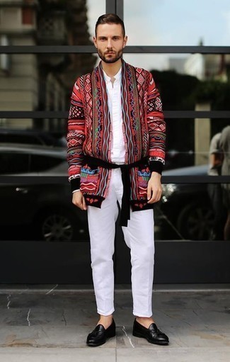 Quale mocassini eleganti indossare con un cardigan rosso per un uomo di 30 anni: Abbinare un cardigan rosso e chino bianchi è una comoda opzione per fare commissioni in città. Sfodera il gusto per le calzature di lusso e opta per un paio di mocassini eleganti.