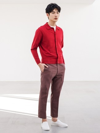 Come indossare e abbinare un cardigan rosso per un uomo di 30 anni in modo casual: Indossa un cardigan rosso con chino bordeaux per vestirti casual. Sneakers senza lacci bianche sono una splendida scelta per completare il look.