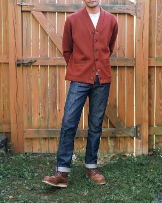 Quale jeans indossare con un cardigan rosso in primavera 2025 in modo casual: Per creare un adatto a un pranzo con gli amici nel weekend prova ad abbinare un cardigan rosso con jeans. Prova con un paio di stivali casual in pelle marroni per un tocco virile. Con quest'outfit non puoi sbagliare, garantito questa primavera.