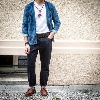 Come indossare e abbinare un cardigan in modo casual: Combina un cardigan con jeans blu scuro per un look spensierato e alla moda. Chukka in pelle marroni sono una valida scelta per completare il look.