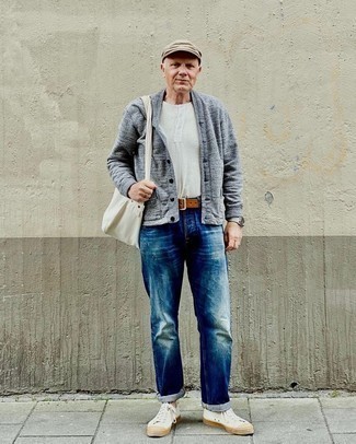 Come indossare e abbinare un cardigan con jeans per un uomo di 50 anni in modo casual: Abbina un cardigan con jeans per un fantastico look da sfoggiare nel weekend. Per distinguerti dagli altri, scegli un paio di sneakers basse di tela bianche.
