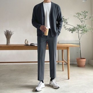 Quale chino indossare con un cardigan grigio scuro per un uomo di 20 anni: Per un outfit quotidiano pieno di carattere e personalità, scegli un cardigan grigio scuro e chino. Mettiti un paio di scarpe sportive grigie per avere un aspetto più rilassato.