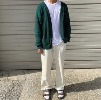 Look alla moda per uomo: Cardigan verde scuro, T-shirt girocollo bianca, Chino beige, Sandali in pelle marroni