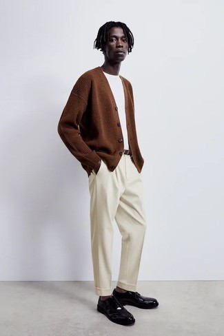 Look alla moda per uomo: Cardigan lavorato a maglia marrone, T-shirt girocollo bianca, Chino beige, Mocassini eleganti in pelle neri