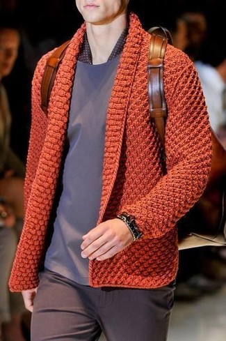 Come indossare e abbinare una sciarpa di seta a pois: Coniuga un cardigan lavorato a maglia arancione con una sciarpa di seta a pois per un outfit rilassato ma alla moda.