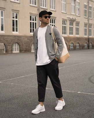 Look alla moda per uomo: Cardigan grigio, T-shirt girocollo bianca, Chino neri, Scarpe sportive bianche