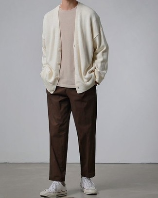 Look alla moda per uomo: Cardigan bianco, T-shirt girocollo beige, Chino marrone scuro, Sneakers basse di tela bianche