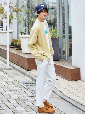 Quale chino indossare con chukka marrone chiaro: Punta su un cardigan beige e chino per un fantastico look da sfoggiare nel weekend. Perfeziona questo look con un paio di chukka marrone chiaro.