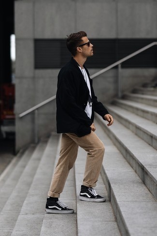 Come indossare e abbinare calzini neri per un uomo di 20 anni: Abbina un cardigan nero con calzini neri per un outfit rilassato ma alla moda. Perfeziona questo look con un paio di sneakers alte di tela nere e bianche.