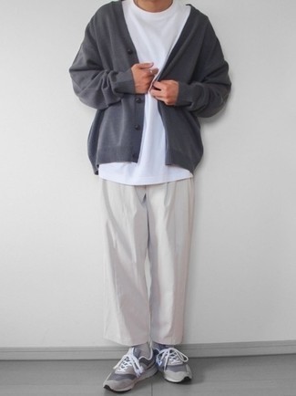 Look alla moda per uomo: Cardigan grigio scuro, T-shirt girocollo bianca, Chino beige, Scarpe sportive grigie