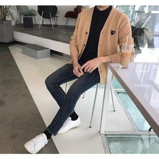 Quale cardigan indossare con jeans grigi: Prova a combinare un cardigan con jeans grigi per un look spensierato e alla moda. Per distinguerti dagli altri, opta per un paio di sneakers basse bianche.