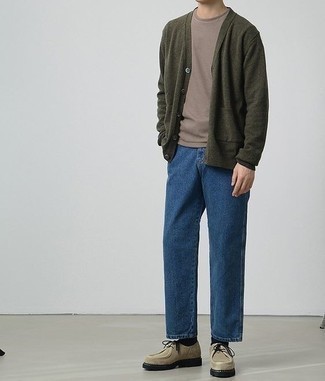 Look alla moda per uomo: Cardigan verde oliva, T-shirt girocollo marrone, Jeans blu scuro, Chukka in pelle scamosciata beige
