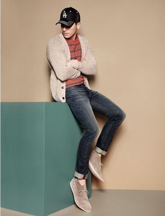 Look alla moda per uomo: Cardigan beige, T-shirt girocollo a righe orizzontali rossa, Jeans blu scuro, Chukka in pelle scamosciata marrone chiaro