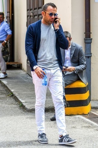 Come indossare e abbinare un cardigan blu per un uomo di 30 anni: Mostra il tuo stile in un cardigan blu con jeans strappati bianchi per una sensazione di semplicità e spensieratezza. Sneakers basse in pelle scamosciata grigie sono una buona scelta per completare il look.