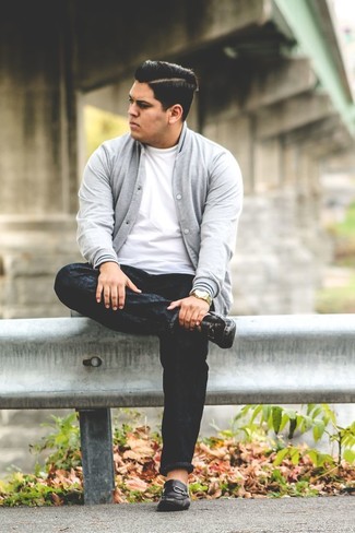 Come indossare e abbinare un cardigan grigio con jeans neri: Potresti combinare un cardigan grigio con jeans neri per vestirti casual. Scegli uno stile classico per le calzature e scegli un paio di mocassini eleganti in pelle neri.