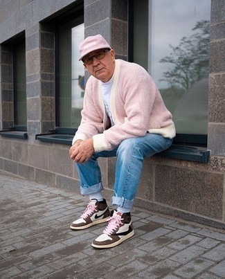 Come indossare e abbinare sneakers alte marroni per un uomo di 60 anni: Coniuga un cardigan rosa con jeans azzurri per un look raffinato per il tempo libero. Non vuoi calcare troppo la mano con le scarpe? Scegli un paio di sneakers alte marroni per la giornata.