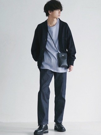 Look alla moda per uomo: Cardigan nero, T-shirt girocollo azzurra, Jeans blu scuro, Scarpe derby in pelle pesanti nere