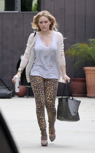 Look di Hilary Duff: Cardigan beige, Top senza maniche grigio, Jeans aderenti leopardati marrone chiaro, Décolleté in pelle marroni