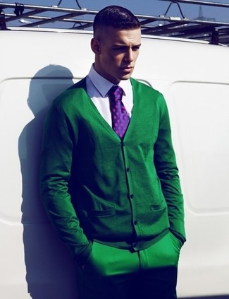 Come indossare e abbinare pantaloni verde menta: Indossa un cardigan verde con pantaloni verde menta per un look raffinato per il tempo libero.