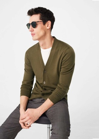 Come indossare e abbinare pantaloni eleganti a quadri marroni per un uomo di 30 anni in modo smart-casual: Scegli un cardigan verde oliva e pantaloni eleganti a quadri marroni come un vero gentiluomo.