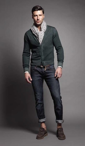 Quale jeans indossare con un cardigan verde scuro per un uomo di 30 anni: Combina un cardigan verde scuro con jeans per un look raffinato per il tempo libero. Scegli un paio di mocassini eleganti in pelle scamosciata marrone scuro come calzature per un tocco virile.
