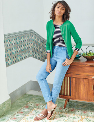 Come indossare e abbinare un cardigan verde: Potresti abbinare un cardigan verde con jeans azzurri per essere casual. Per un look più rilassato, calza un paio di infradito in pelle argento.