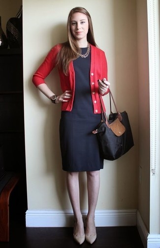Come indossare e abbinare décolleté in pelle beige per una donna di 20 anni: L'abbinamento di un cardigan rosso con un vestito a tubino nero è una scelta perfetta per una giornata in ufficio. Décolleté in pelle beige sono una gradevolissima scelta per completare il look.