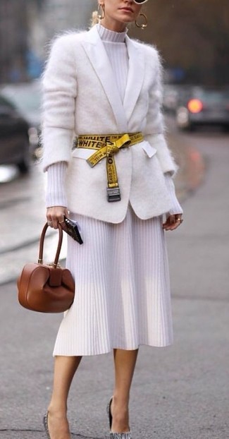 Come indossare e abbinare un vestito bianco: Metti un vestito bianco e un cardigan in mohair bianco per creare un look raffinato e glamour. Décolleté in pelle grigi sono una eccellente scelta per completare il look.
