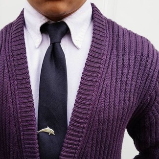 Come indossare e abbinare una cravatta nera in primavera 2024: Vestiti con un cardigan viola melanzana e una cravatta nera per un look elegante e alla moda. Con quest'outfit primaverile non si può mai sbagliare, garantito.