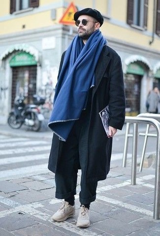 Come indossare e abbinare una sciarpa blu scuro quando fa caldo: Potresti combinare chino neri con una sciarpa blu scuro per un outfit rilassato ma alla moda. Scarpe sportive beige sono una interessante scelta per completare il look.