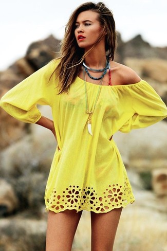 Look alla moda per donna: Copricostume giallo, Top bikini leopardato rosso, Slip bikini leopardati rossi