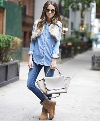 Trend da donna 2024 in modo casual: Indossa un coprispalle di pelliccia beige con jeans aderenti blu per vestirti casual. Per distinguerti dagli altri, calza un paio di stivali ugg marrone chiaro.