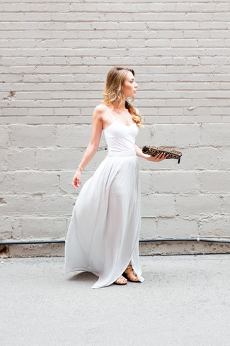 Come indossare e abbinare una gonna lunga: Combina un corsetto bianco con una gonna lunga per un semplice tocco di eleganza. Sandali con tacco in pelle marrone chiaro sono una eccellente scelta per completare il look.