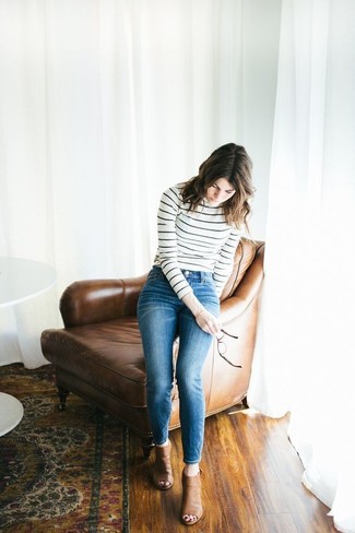 Quale jeans indossare con un dolcevita bianco e nero per una donna di 30 anni in modo formale: Prova a combinare un dolcevita bianco e nero con jeans per un pranzo domenicale con gli amici. Rifinisci il completo con un paio di sabot in pelle marrone chiaro.