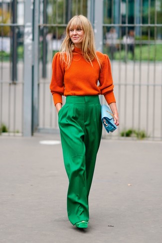 Come indossare e abbinare un maglione arancione: Potresti indossare un maglione arancione e pantaloni larghi verdi per un abbigliamento elegante ma casual. Décolleté in pelle scamosciata verdi sono una splendida scelta per completare il look.