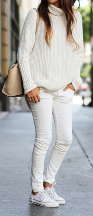 Quale jeans aderenti indossare con sneakers basse bianche in modo smart-casual: Indossa un dolcevita lavorato a maglia bianco e jeans aderenti per un outfit comodo ma studiato con cura. Scegli un paio di sneakers basse bianche come calzature per avere un aspetto più rilassato.