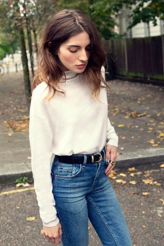 Come indossare e abbinare un dolcevita bianco con jeans aderenti blu per una donna di 30 anni: Opta per un dolcevita bianco e jeans aderenti blu per un outfit che si fa notare.