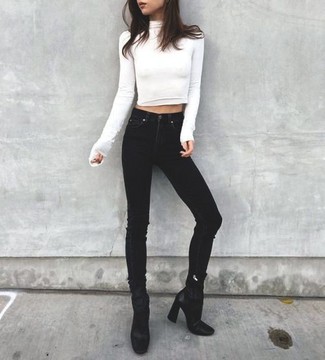 Come indossare e abbinare jeans aderenti neri: Questo abbinamento di un dolcevita bianco e jeans aderenti neri attira l'attenzione per le ragioni giuste. Perfeziona questo look con un paio di stivaletti in pelle neri.