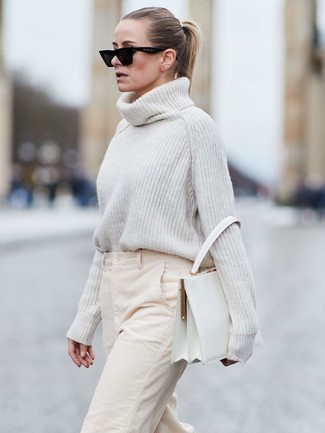 Come indossare e abbinare un maglione lavorato a maglia bianco: Combina un maglione lavorato a maglia bianco con pantaloni larghi di velluto a coste beige per un look davvero alla moda.
