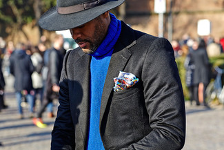 Come indossare e abbinare un fazzoletto da taschino multicolore per un uomo di 30 anni: Punta su un dolcevita lavorato a maglia blu e un fazzoletto da taschino multicolore per un look perfetto per il weekend.