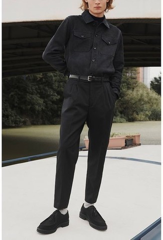 Come indossare e abbinare chukka nere per un uomo di 17 anni in modo smart-casual: Scegli un outfit composto da un dolcevita nero e chino neri per un look raffinato per il tempo libero. Questo outfit si abbina perfettamente a un paio di chukka nere.