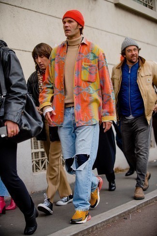 Look alla moda per uomo: Dolcevita di lana marrone chiaro, Camicia a maniche lunghe di flanella arancione, Jeans strappati azzurri, Scarpe sportive terracotta