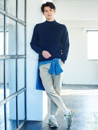 Look alla moda per uomo: Dolcevita lavorato a maglia blu scuro, Camicia di jeans blu, Chino grigi, Scarpe sportive verde menta