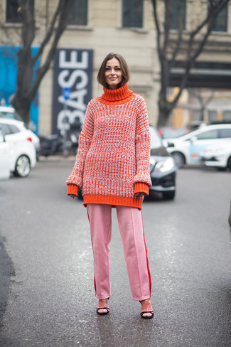 Come indossare e abbinare un dolcevita di lana arancione con pantaloni eleganti rosa: Indossa un dolcevita di lana arancione e pantaloni eleganti rosa, perfetto per il lavoro. Sandali con tacco in pelle rosa sono una splendida scelta per completare il look.