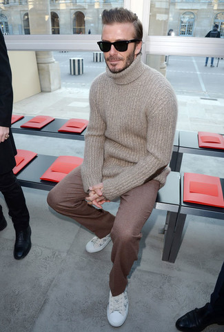 Look di David Beckham: Dolcevita di lana beige, Pantaloni eleganti di lana marroni, Sneakers basse in pelle stampate bianche
