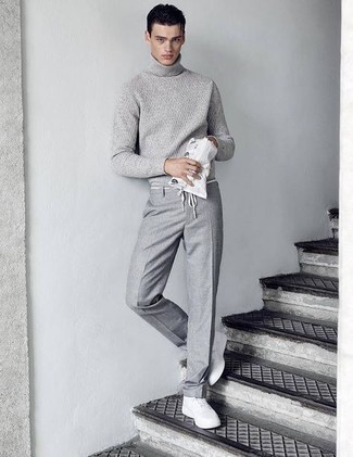 Quale sneakers basse indossare con pantaloni eleganti grigi: Abbina un dolcevita di lana grigio con pantaloni eleganti grigi per essere sofisticato e di classe. Indossa un paio di sneakers basse per un tocco più rilassato.