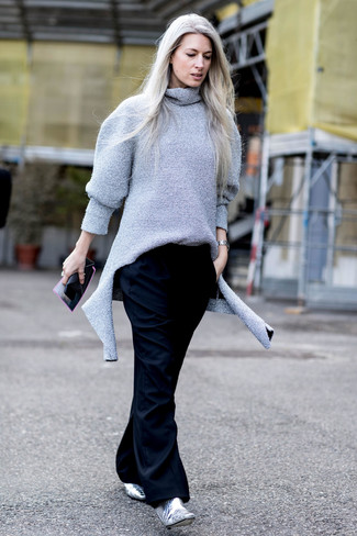 Quale pantaloni larghi indossare con stivaletti grigi: Potresti combinare un dolcevita di lana grigio con pantaloni larghi per un look da sfoggiare sul lavoro. Stivaletti grigi sono una buona scelta per completare il look.