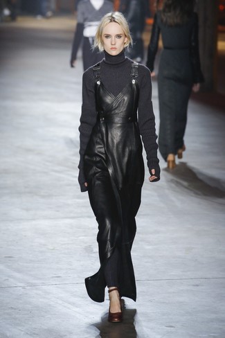 Look alla moda per donna: Dolcevita di lana lavorato a maglia grigio scuro, Scamiciato in pelle nero, Décolleté in pelle marrone scuro